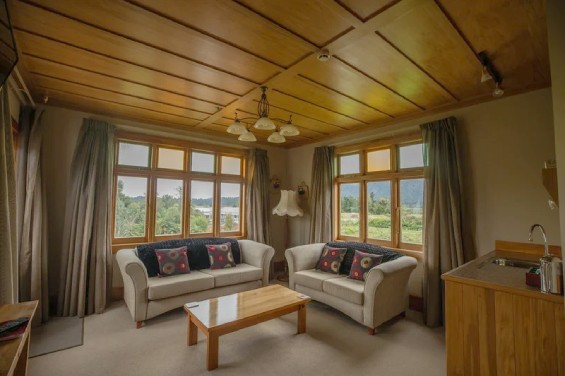 Deluxe Room 4 lounge