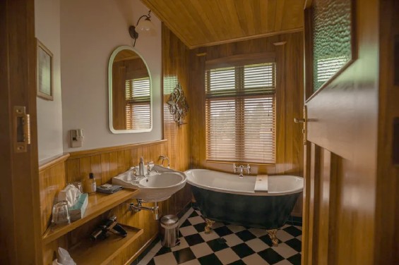 Deluxe Room 4 bathroom